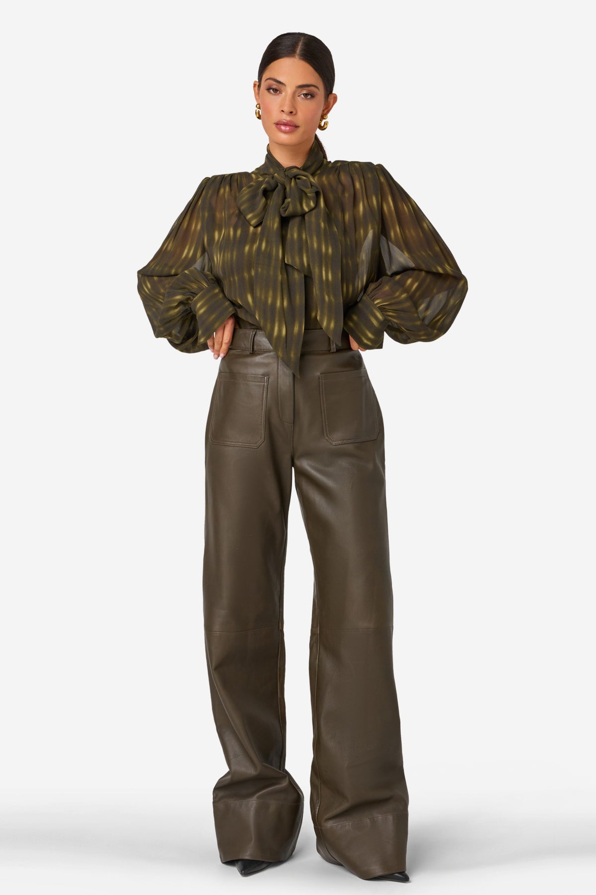 Blouse Tifani Print Blurred Trail van Ibana met kleurrijk, abstract patroon, gedragen door een model op de foto.
