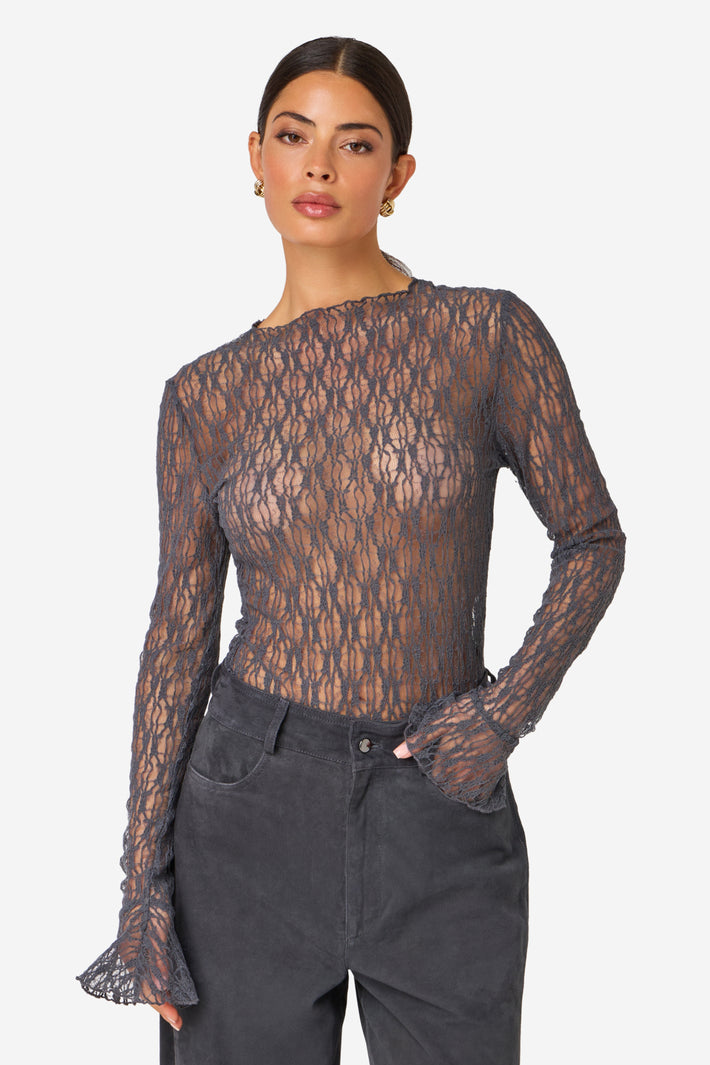 Ibana Top Taola Misty Blue gedragen door een model, getailleerd design en zachte blauwe kleur, perfect voor zomerse outfits.