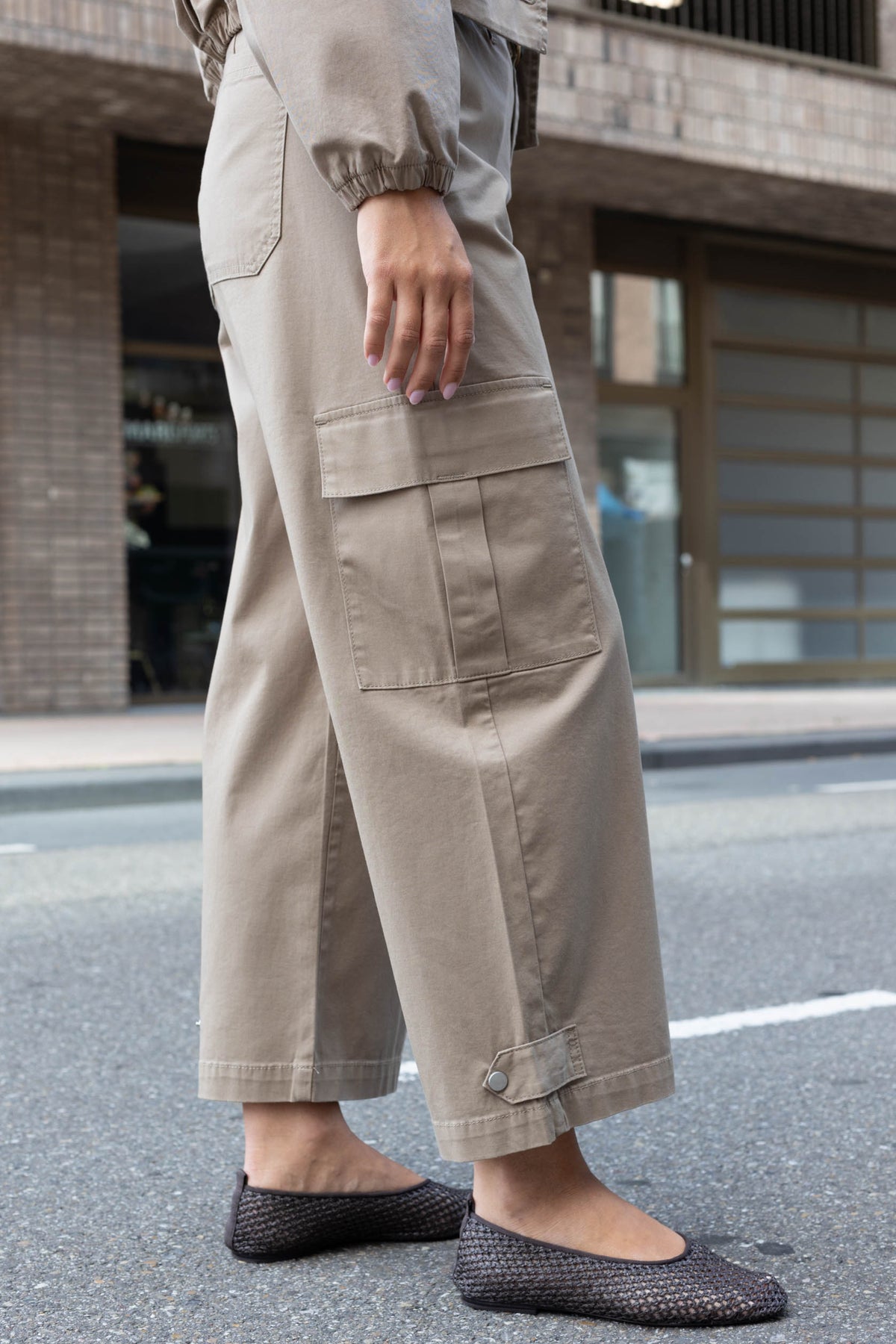 Lina Desert Beige broek van Para Mi, lichtgewicht en casual met een comfortabele pasvorm, zichtbaar op de foto.