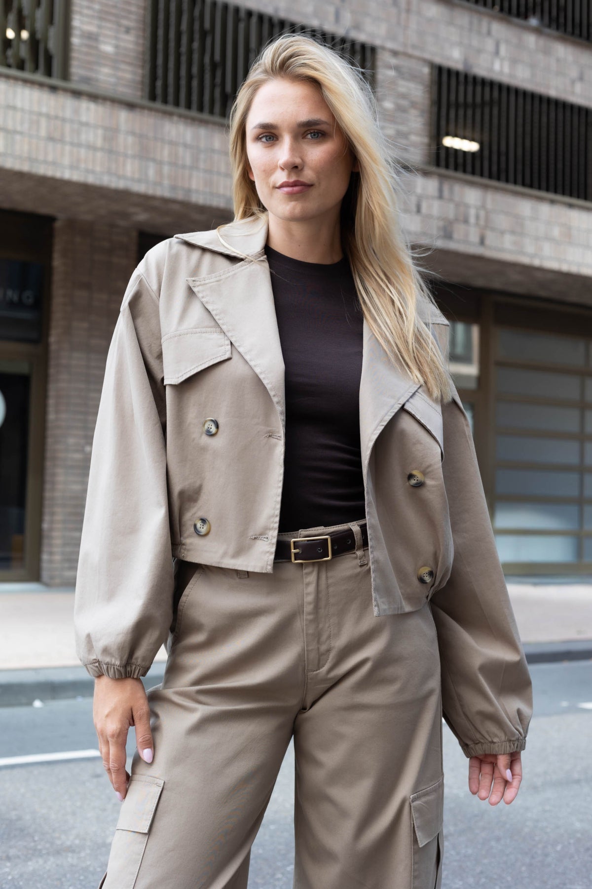 Lichtbruine Maya Desert jas van Para Mi, met een casual pasvorm en details in een moderne buitenjasstijl.