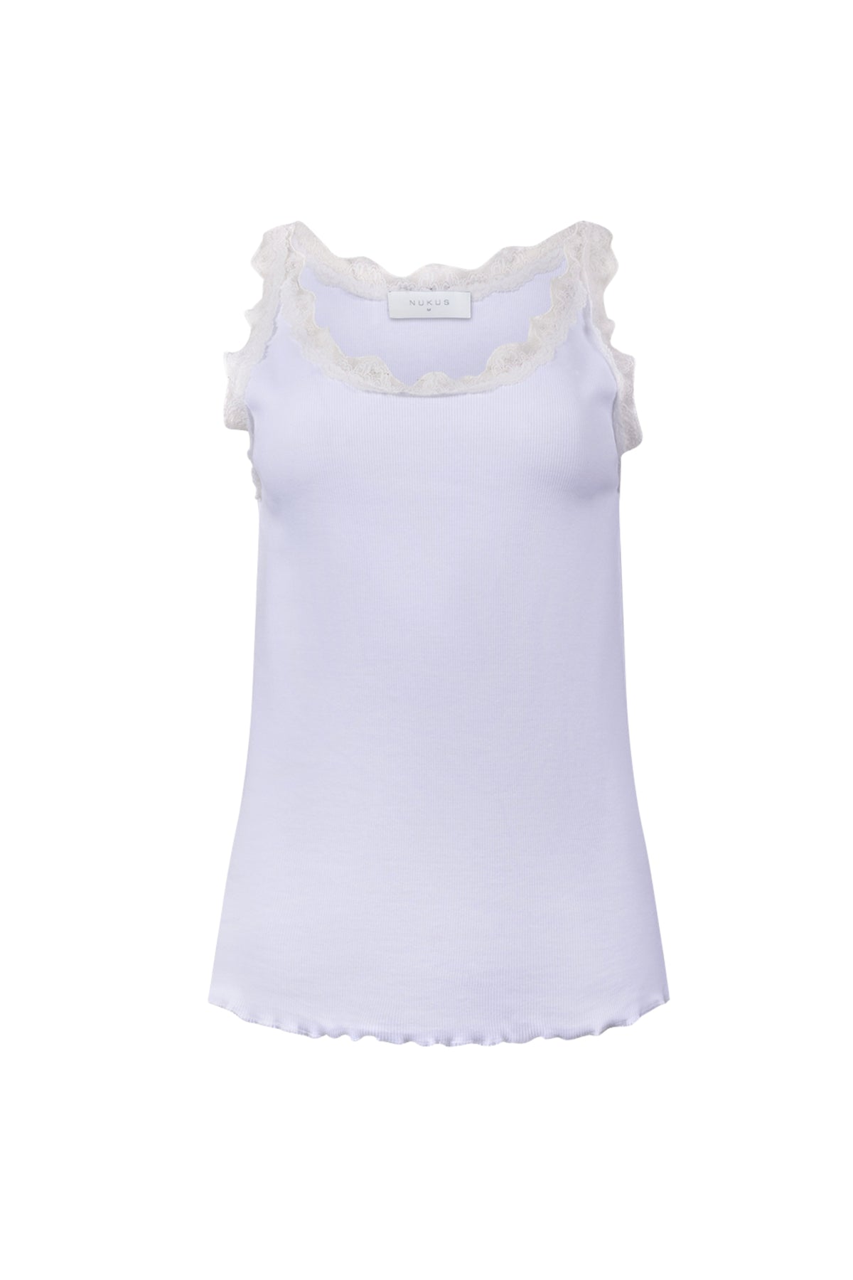 Offwhite Maddie top van Nukus met dunne banden en stijlvolle pasvorm, gedragen door een model.