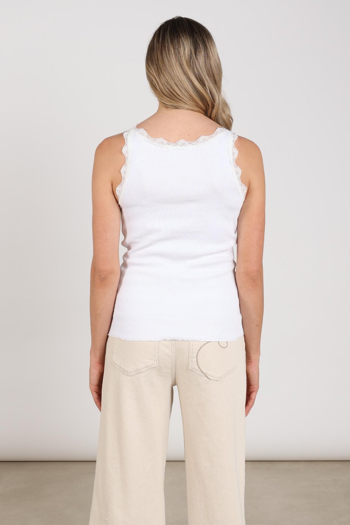 Offwhite Maddie top van Nukus met korte mouwen en ronde hals, gedragen door een model.