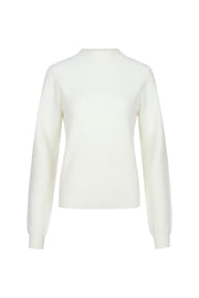 Witte Slaine wollen top van G-maxx, close-up van de zachte textuur en stijlvolle pasvorm op een model