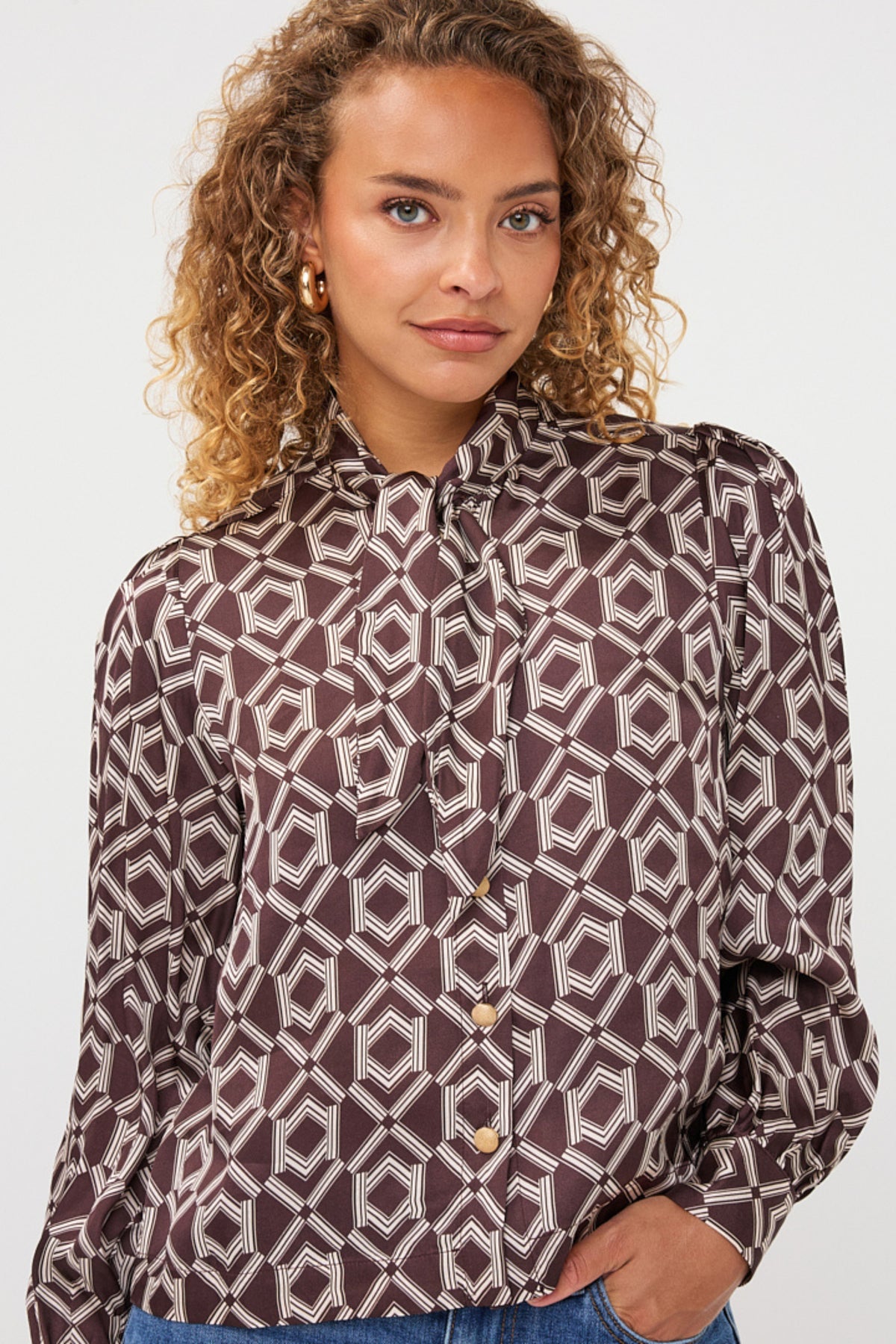 Lichte blouse van EsQualo met korte mouwen en warm cacao print, met strikdetail op de voorzijde.