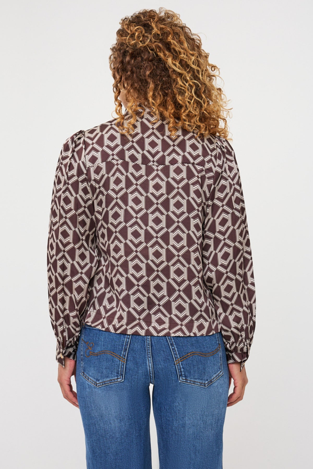 Blouse van EsQualo met korte mouwen en warm cacao print, met strikdetail, model Monique.