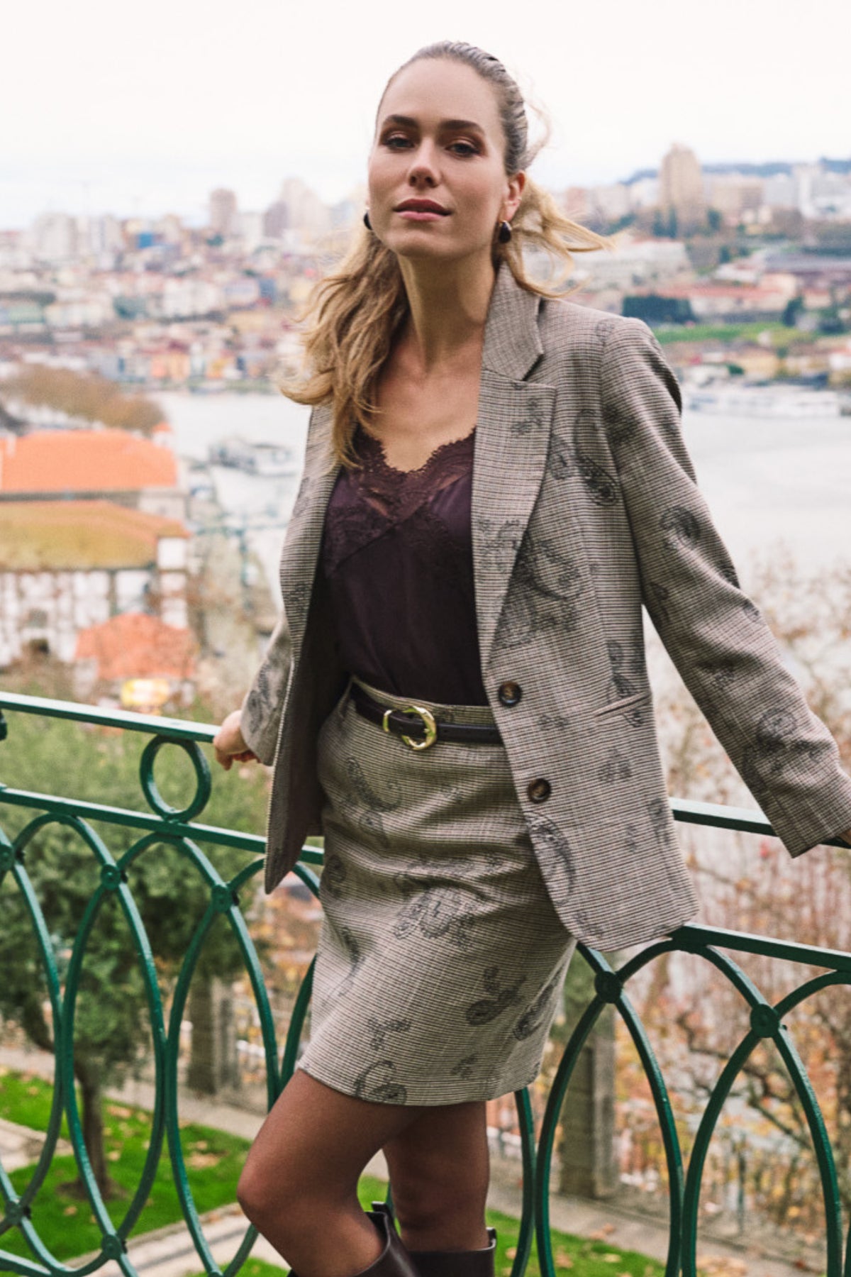 Blazer met paisley en ruitprint van EsQualo, modieus design, gedragen door een model, close-up van de print en stof.