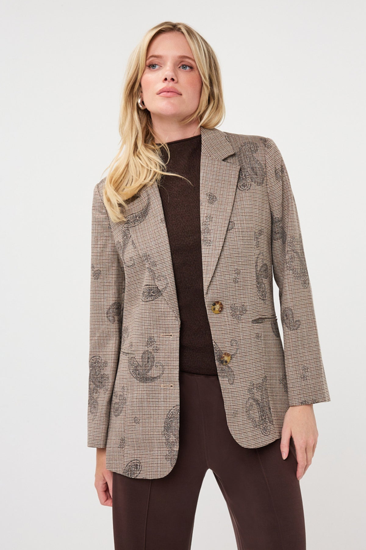 Blazer met paisley en ruitpatroon van EsQualo, getoond in een close-up foto met details van het ontwerp.