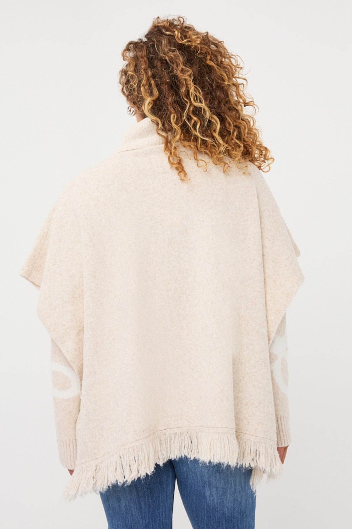 EsQualo Poncho Col Biscuit F26.18506, lichtbruin gebreid poncho met open hals en zachte textuur, gedragen door een model.
