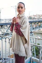 EsQualo Poncho Col Biscuit F26.18506 in beige met zachte textuur, gedragen door een model op een neutrale achtergrond.