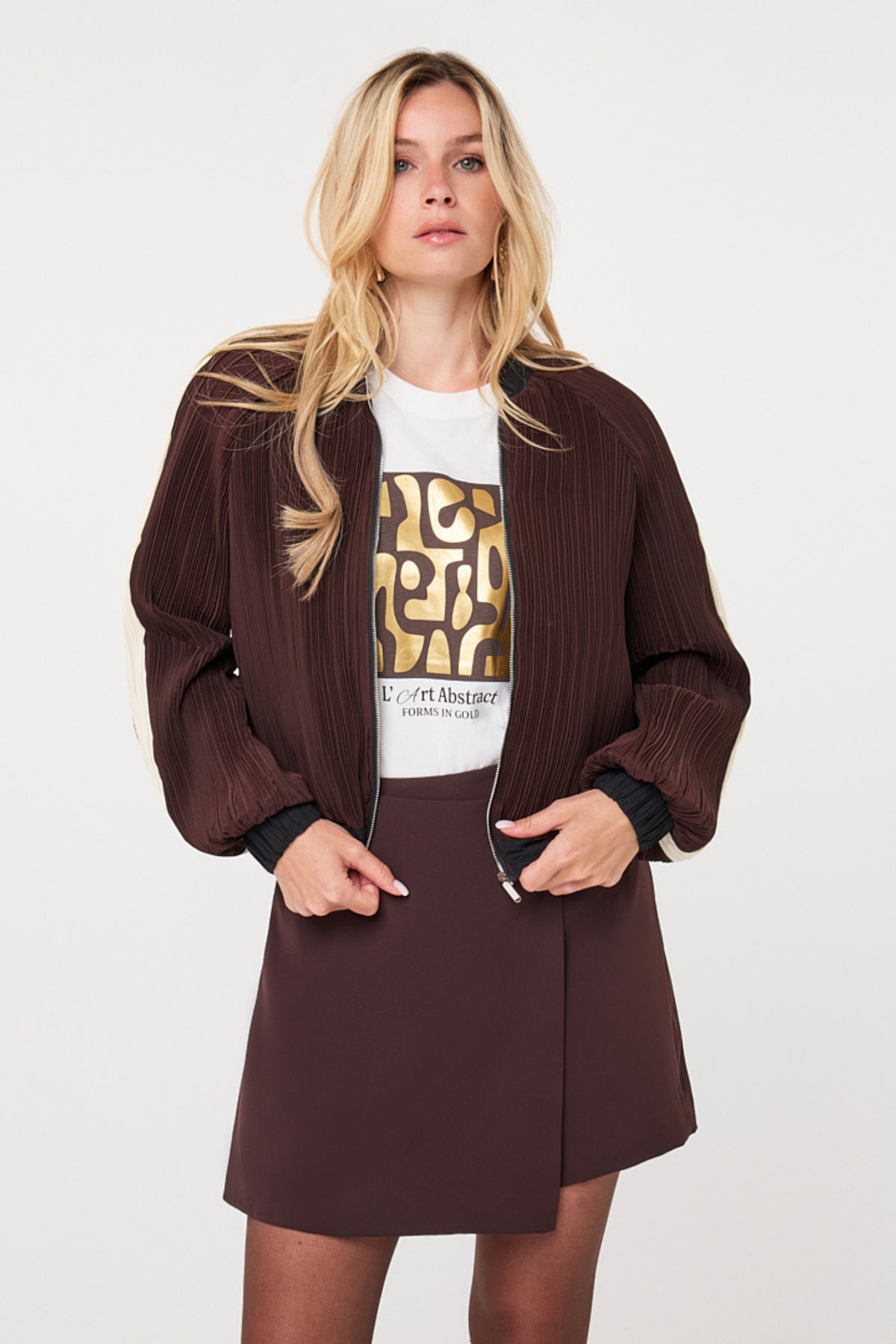 Lichtbruine bomberjack met plissé details van EsQualo, casual en stijlvolle jas voor dames.