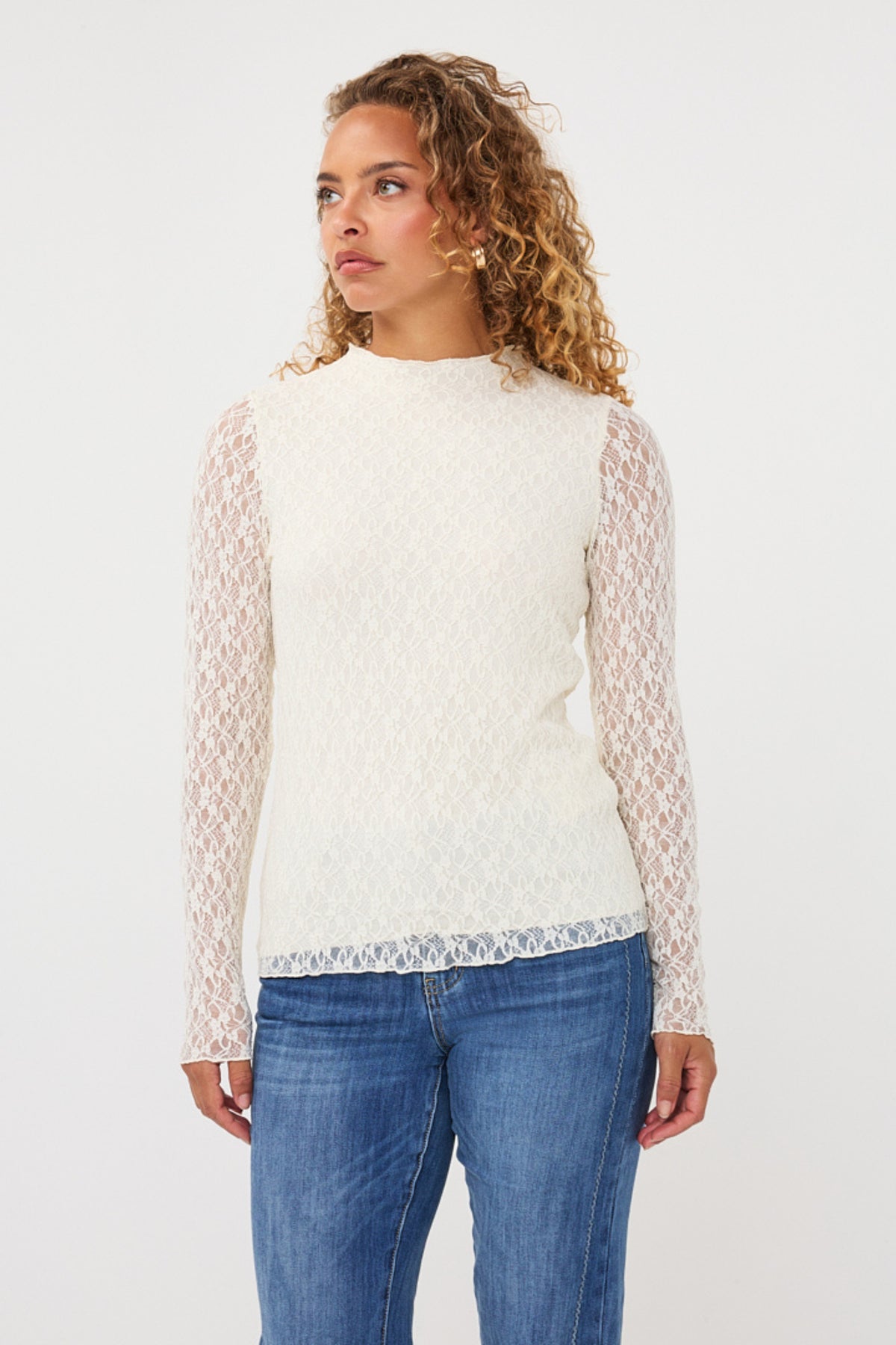 Offwhite kanten top van EsQualo, elegant met lace details, geschikt voor casual en feestelijke outfits.