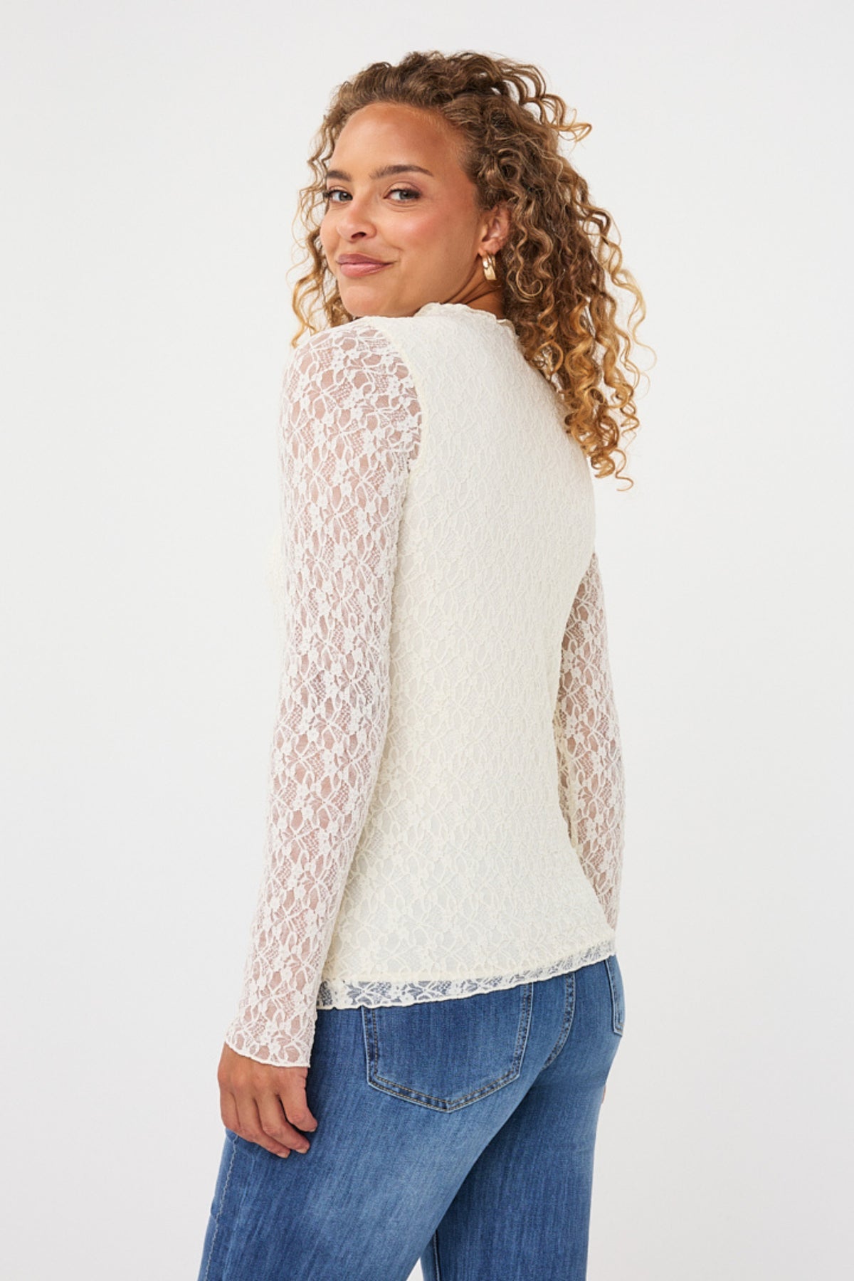 Offwhite lace top van EsQualo, model F26.30504, met delicate details en elegante pasvorm, zichtbaar op de afbeelding.