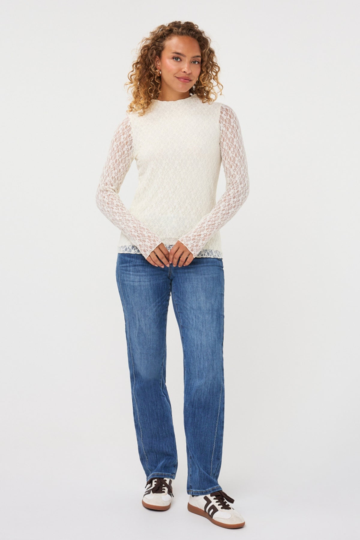 Offwhite kanten top van EsQualo, F26.30504, met elegante details en een vrouwelijke pasvorm, gedragen door een model.