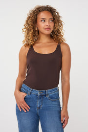 EsQualo Singlet Lurex Straps Cacao, glanzend bruine top met lurex details en dunne schouderbanden, gedragen door een model.