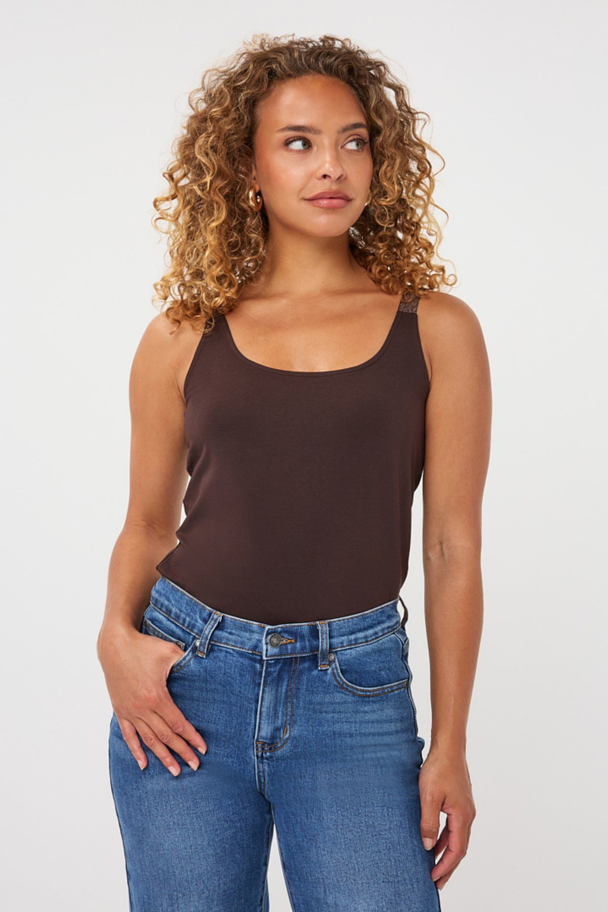 EsQualo Singlet Lurex Straps Cacao, glanzend bruine top met lurex details en dunne schouderbanden, gedragen door een model.