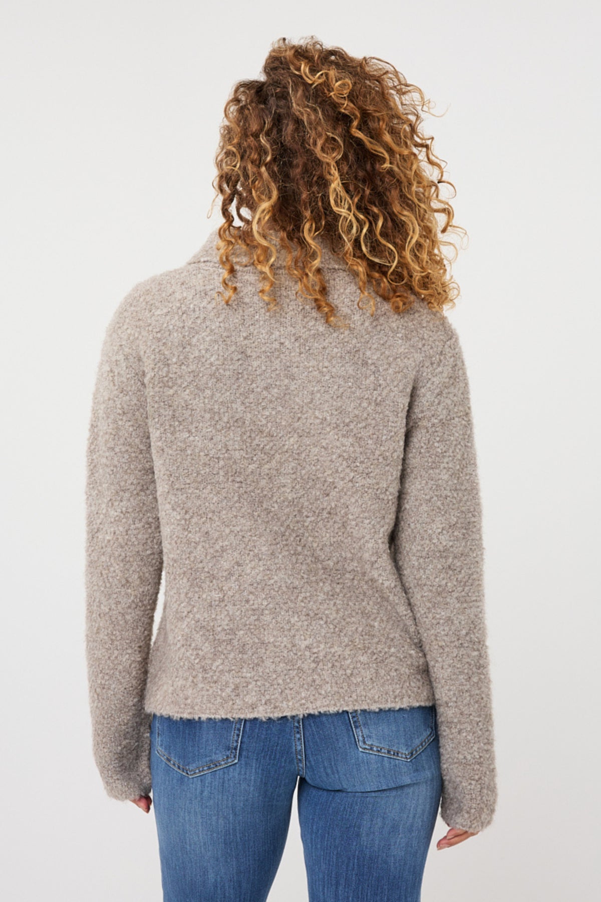 Grijze EsQualo cardigan met bloemenknopen en fijne details, gedragen door een model.