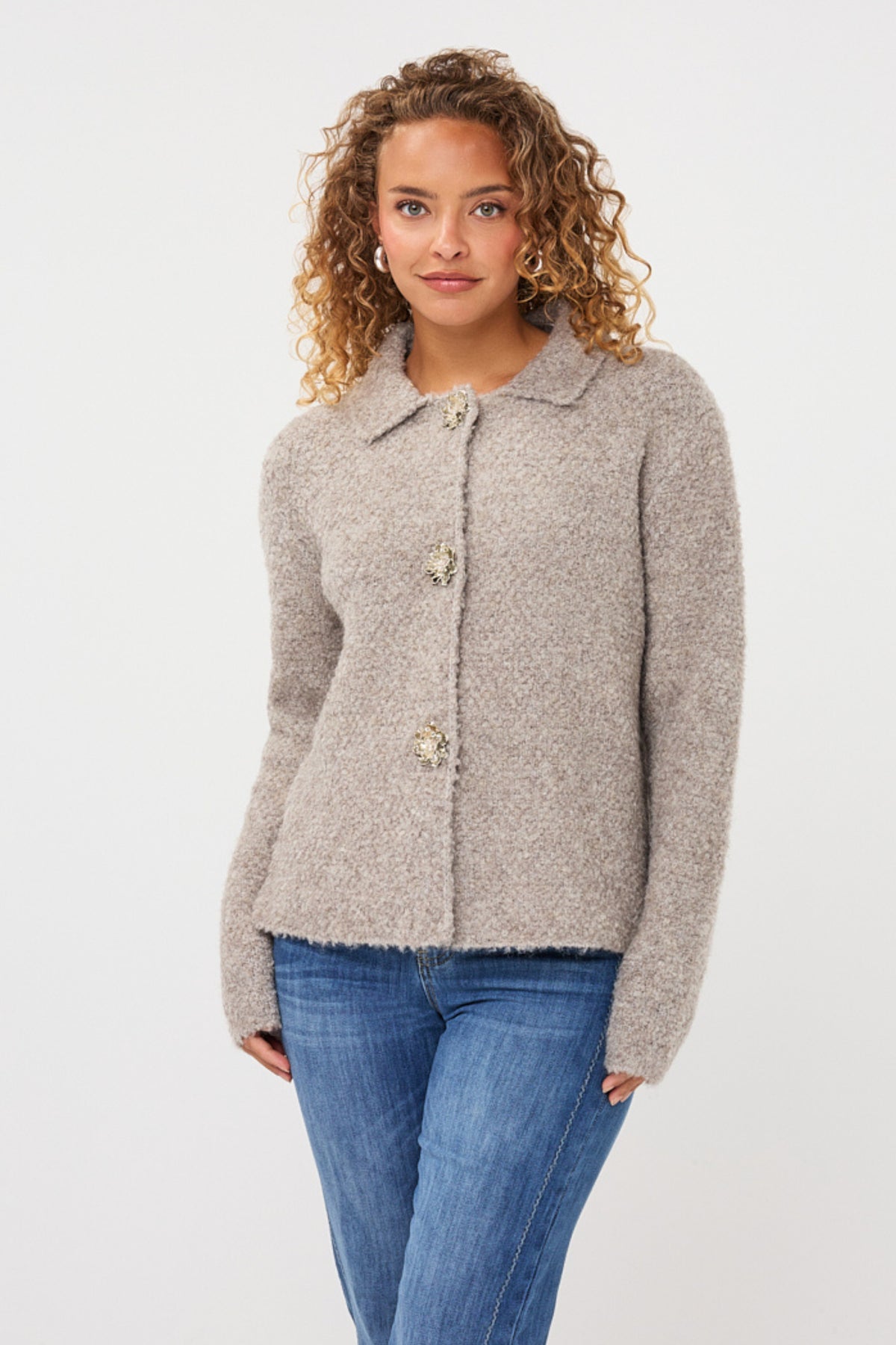 Grijze EsQualo cardigan met bloemenknopen en lange mouwen, modieus en comfortabel voor dagelijks gebruik.