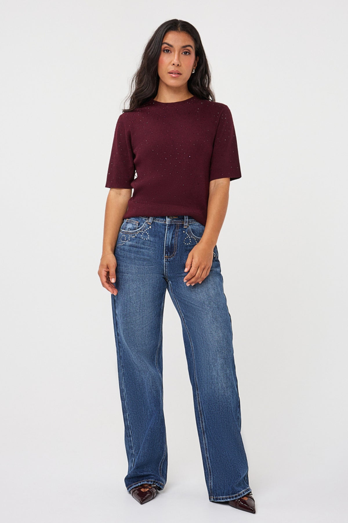 Merlot gekleurde sweater met studs van EsQualo, close-up van het ontwerp en de textuur van de sweater.