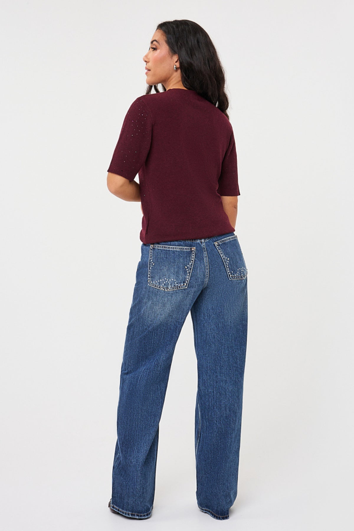 Dames sweater van EsQualo met studs in merlot kleur, zachte textuur en stijlvolle details, model Monique.