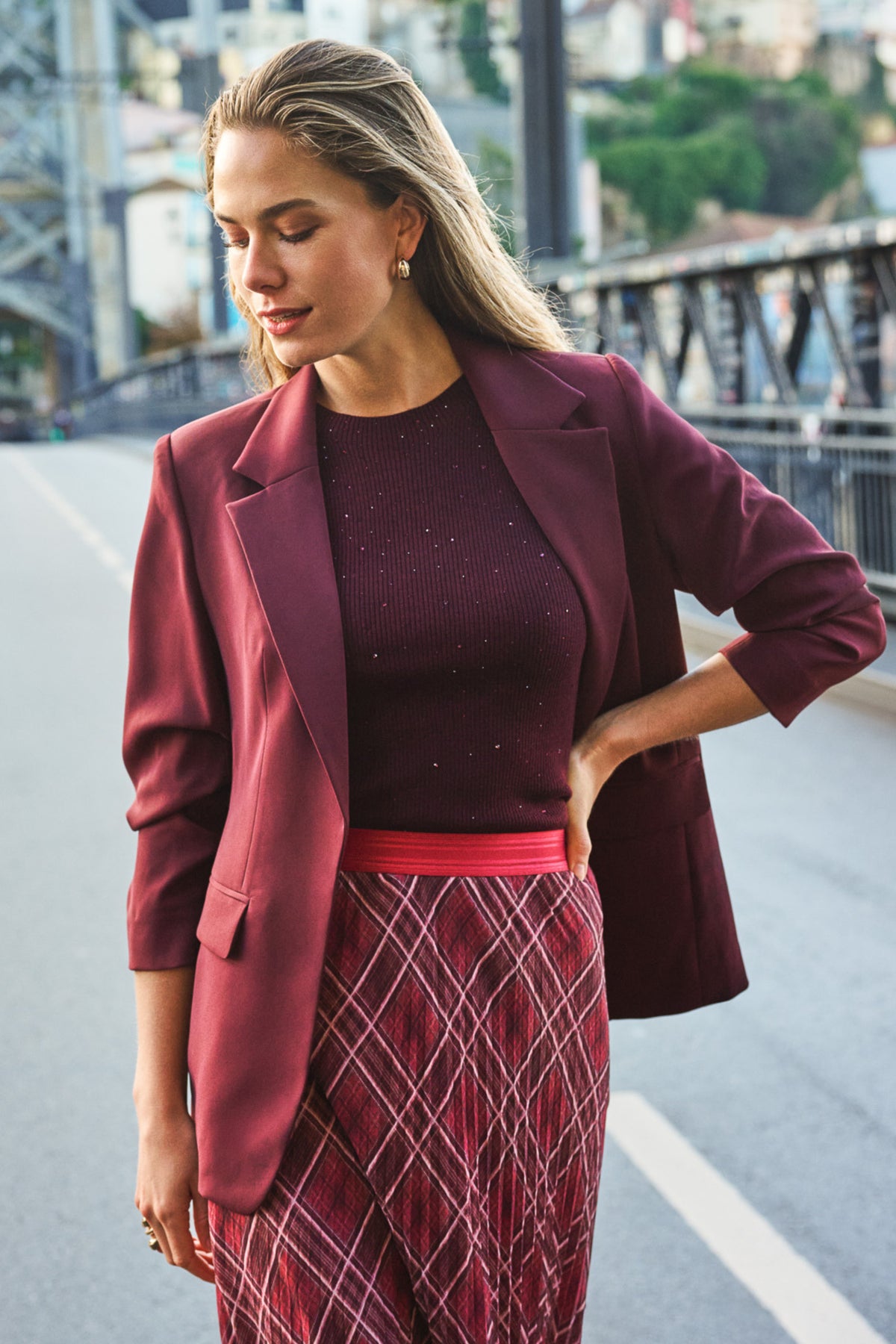 Zwart merlotkleurige EsQualo sweater met studdetails, casual en comfortabele damestrui voor dagelijks gebruik.