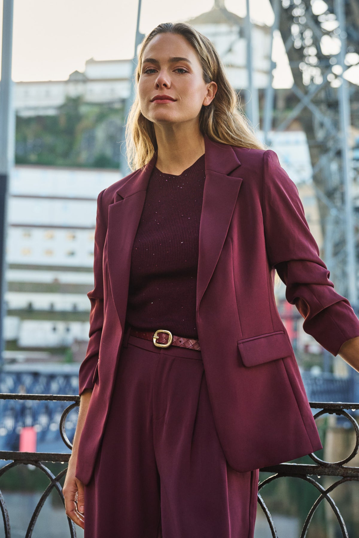 Groene EsQualo sweater met gouden studs, stijlvolle Merlot kleur, comfortabele damestrui met decoratieve details.