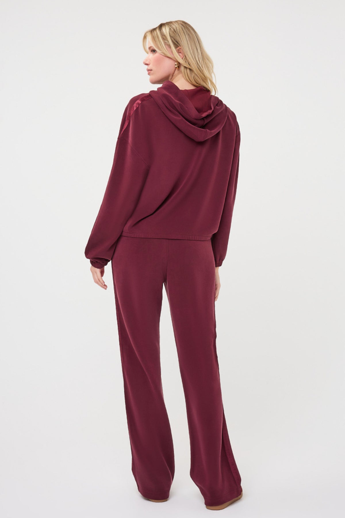 Zwarte Monogram Modal broek van EsQualo, stijlvolle en comfortabele damesbroek met elegante print en zachte stof.