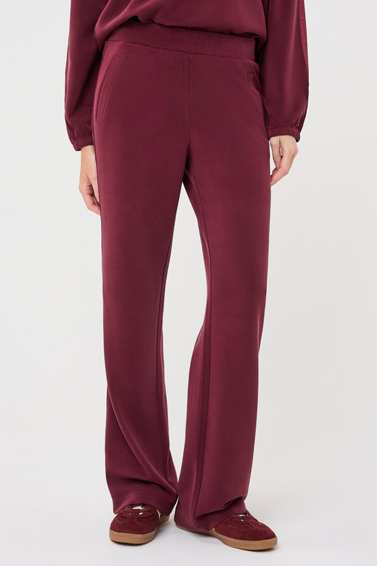 Lichte merlotkleurige monogram modal broek van EsQualo met een comfortabele pasvorm en stijlvolle uitstraling.