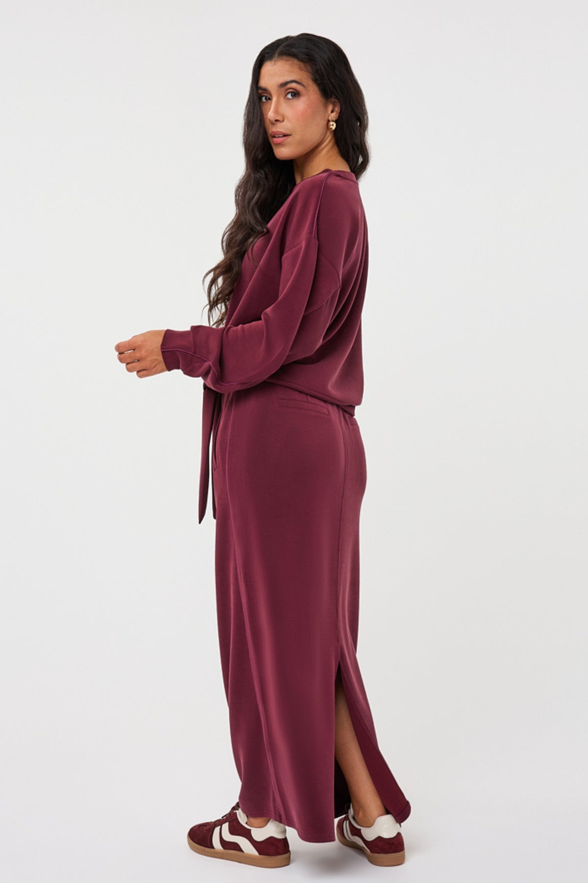 Zwarte rok Monogram Modal Merlot van EsQualo met subtiele print en zachte textuur, gedragen door een model.