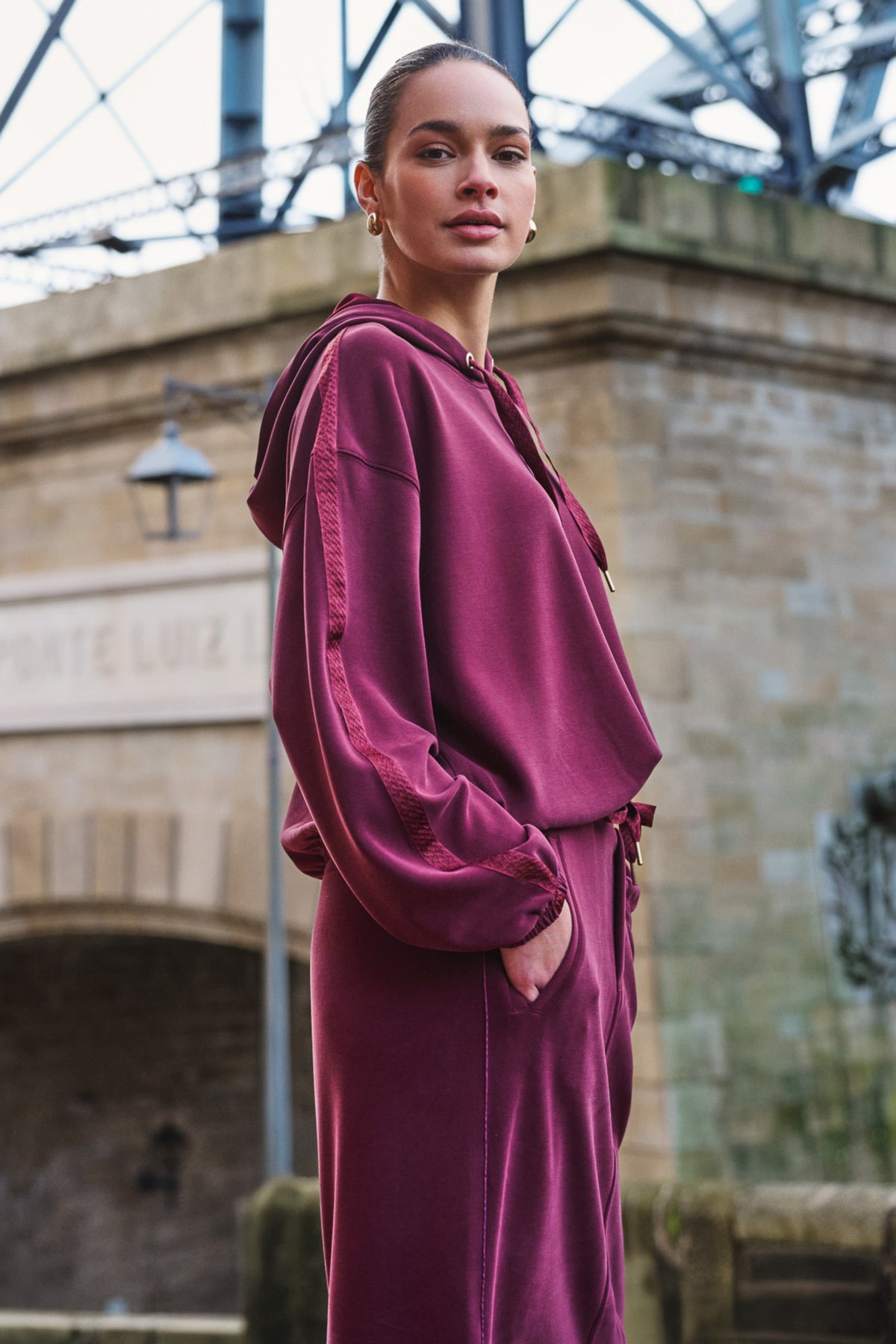 Zwarte Monogram Modal rok van EsQualo in merlotkleur, met een vloeiende pasvorm en elegante details.