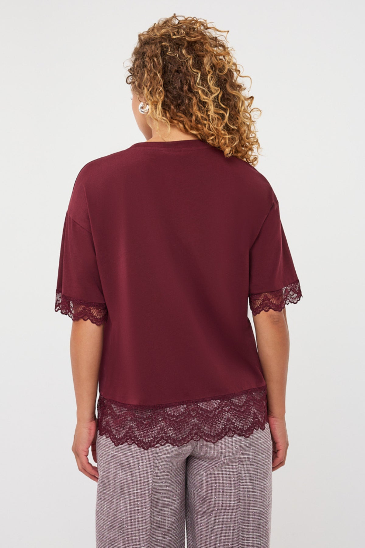 Zwart T-shirt van satijn en kant met merlot kleur, door EsQualo, gelegen op een witte achtergrond.