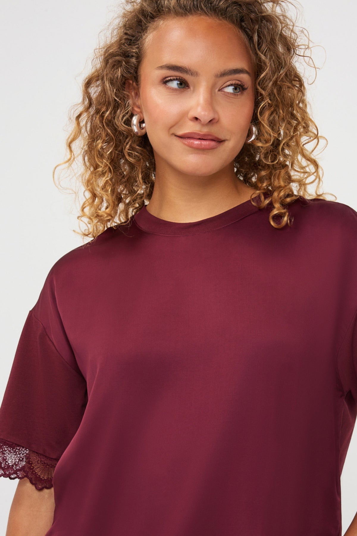 Zwart satijnen T-shirt met kanten details van het merk EsQualo, model Lace Satin Merlot F26.05516, gedragen door een model.
