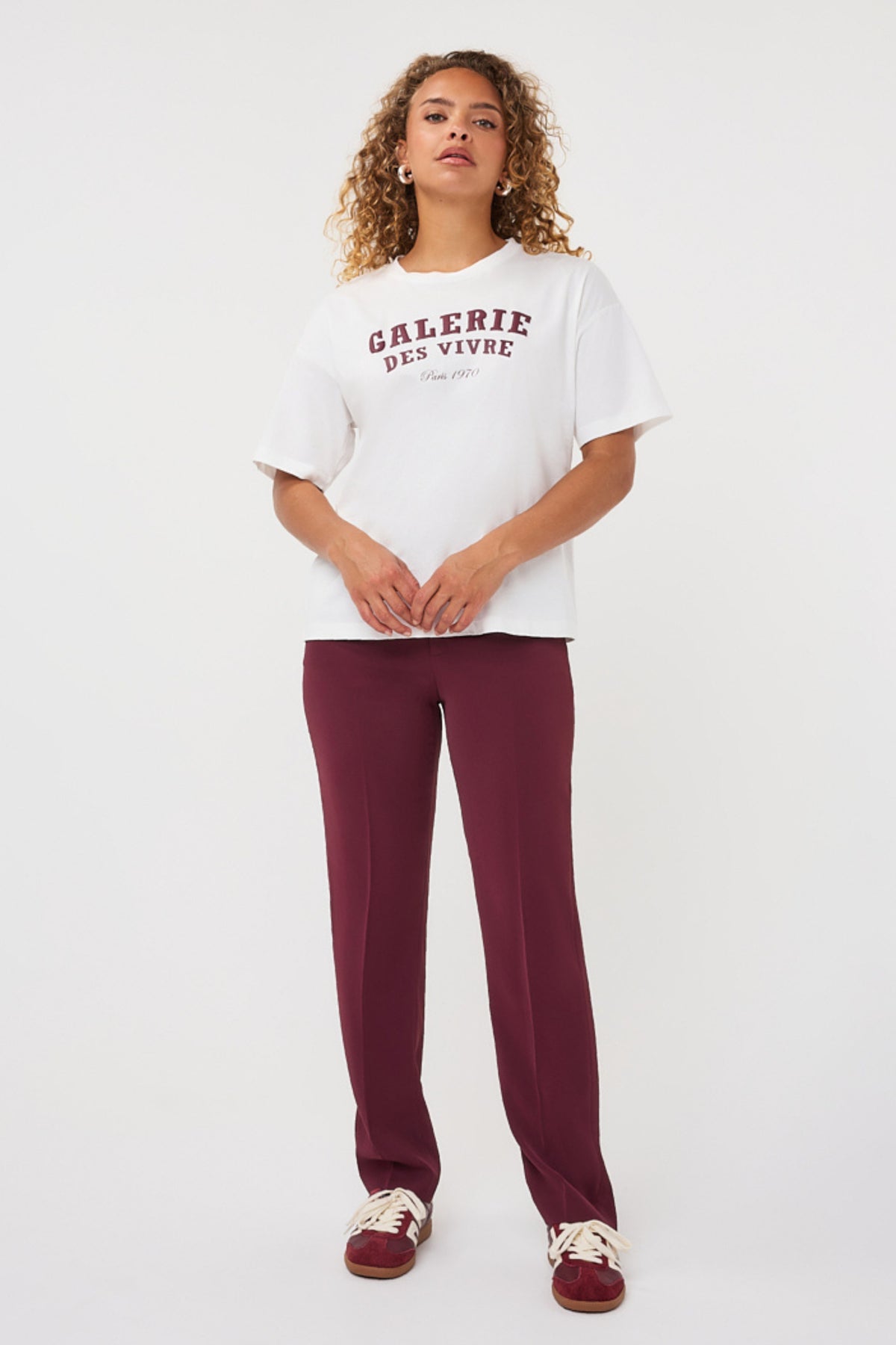 Offwhite en merlot T-shirt van EsQualo met grafische print, korte mouwen en ronde hals, gedragen door een model.