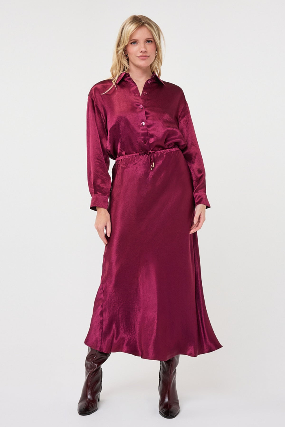 Lange acetate rok in merlotkleur van EsQualo, stijlvolle en elegante dames rok met vloeiende stof en klassieke snit.