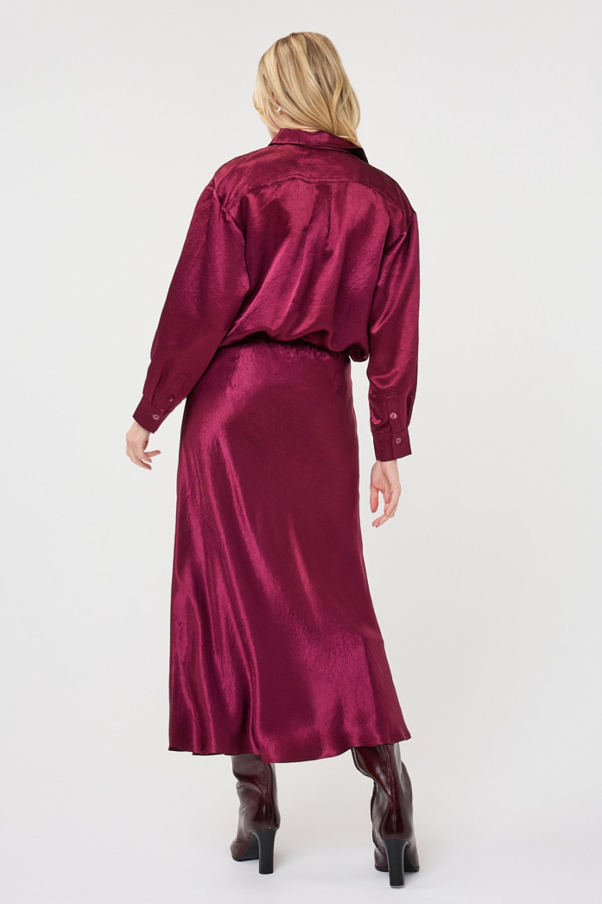 Lange roklijn van acetaat in merlotkleur met elegante snit, ontworpen door EsQualo, zichtbaar op de modelfoto.