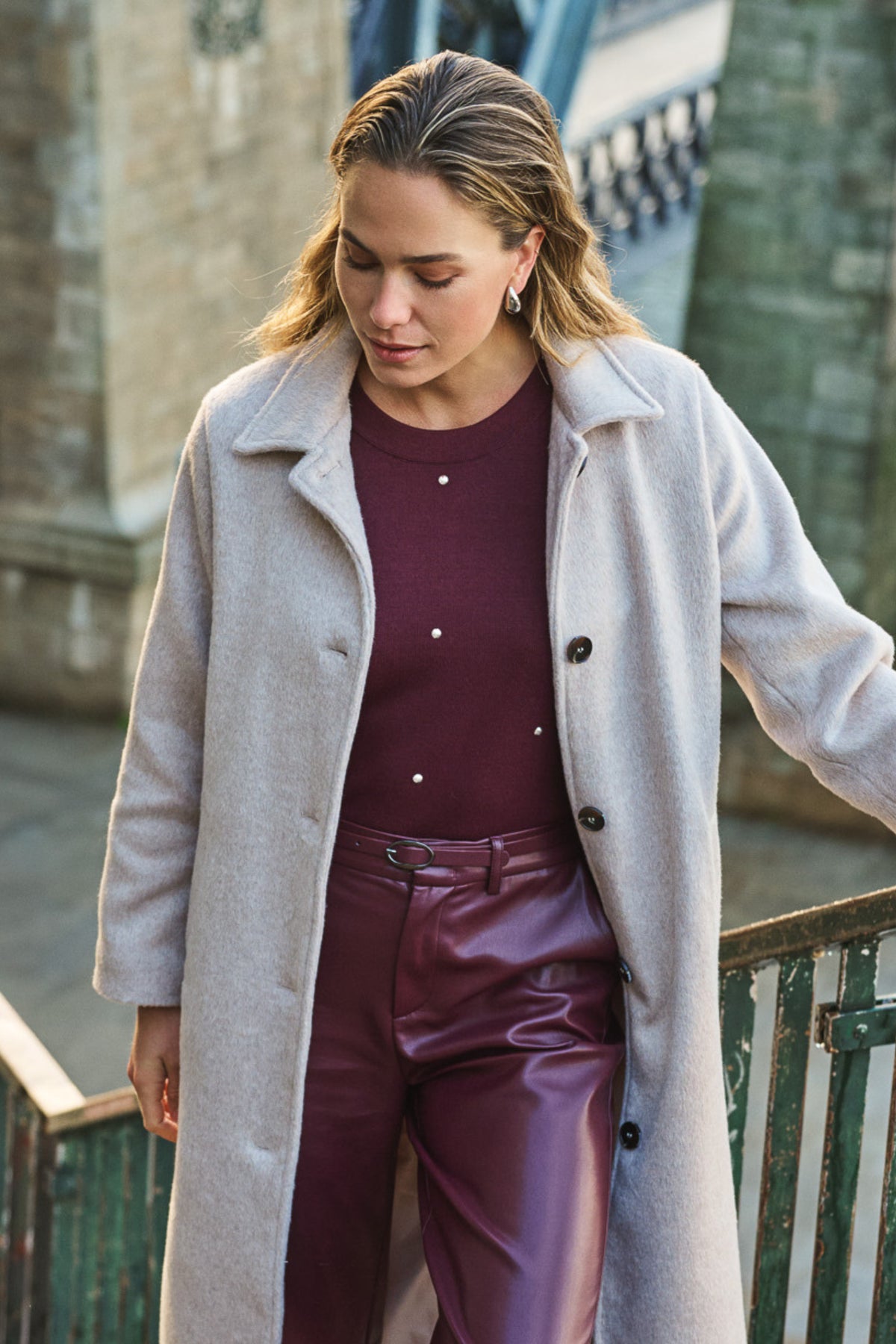 Donkerroze EsQualo Sweater Studs Merlot met stijlvolle details, gedragen door Monique, zichtbaar van vooraan.