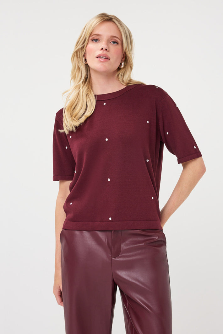 Donkerrode EsQualo Sweater Studs Merlot met gebreide structuur en stijlvolle details, gedragen door een model.