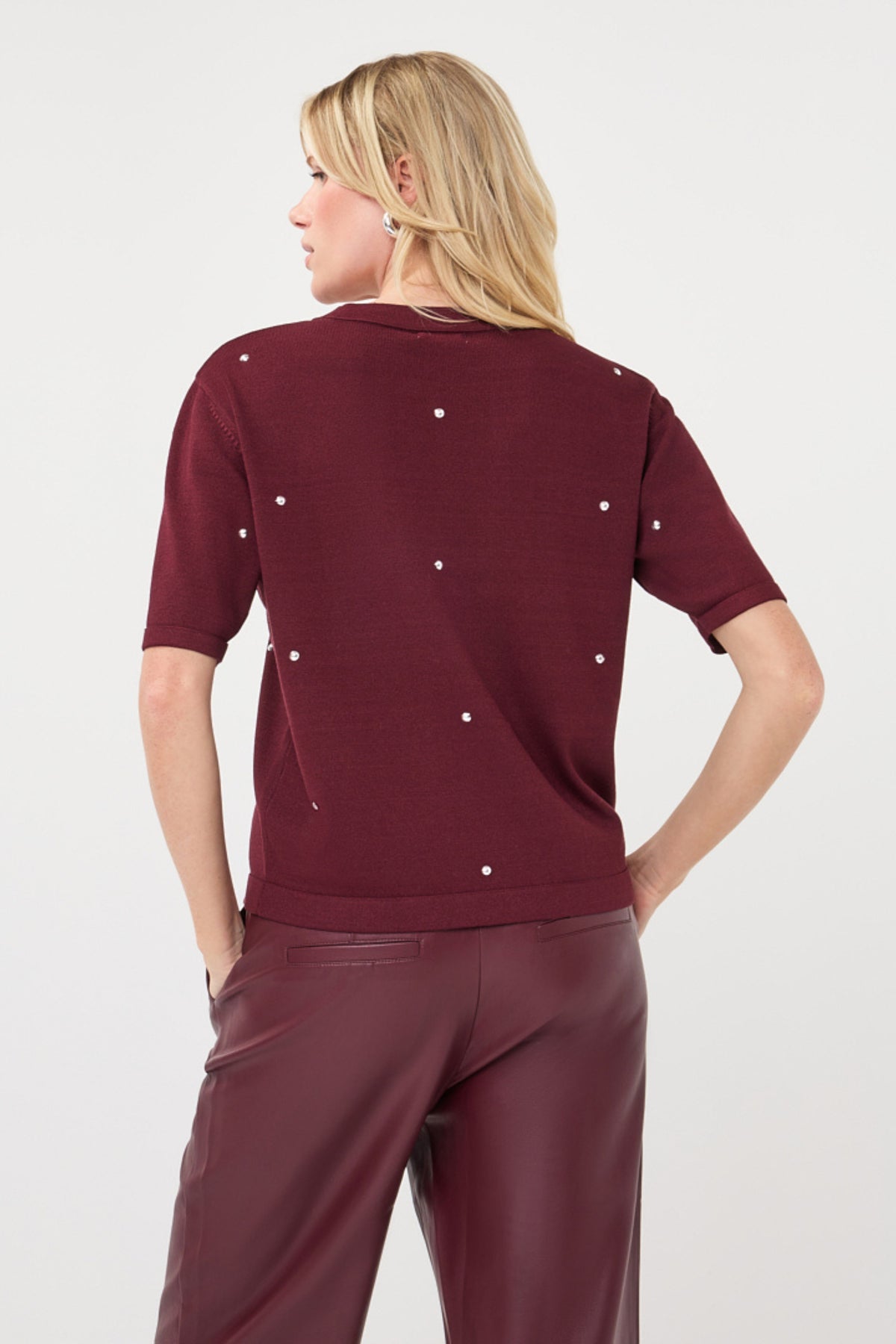 EsQualo Sweater Studs Merlot met decoratieve studs, zachte stof en comfortabele pasvorm, close-up van het kledingstuk.