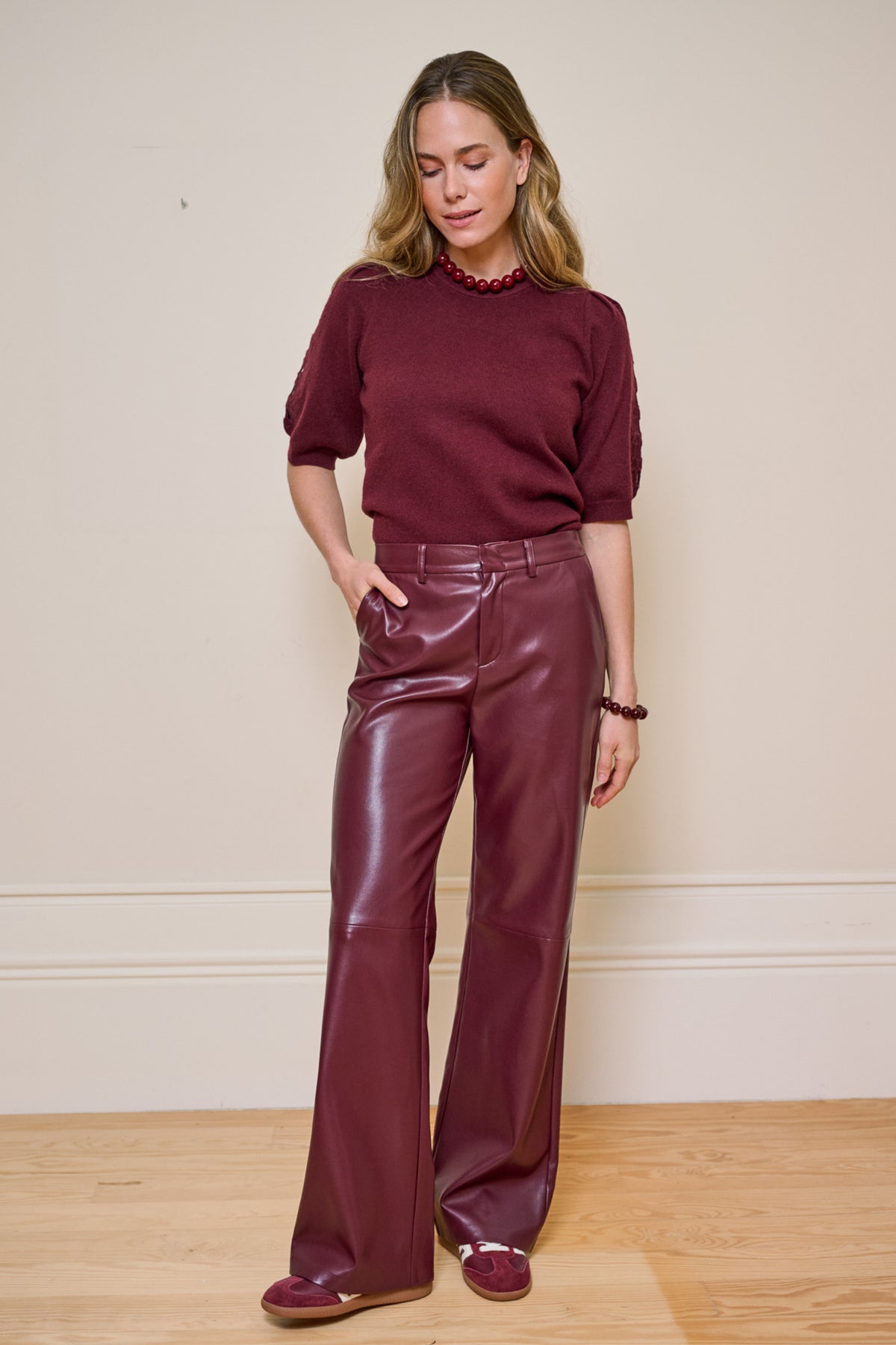 Donkerroze gebreide trui met borduursels van EsQualo, model Monique, comfortabel en stylish voor koude dagen.