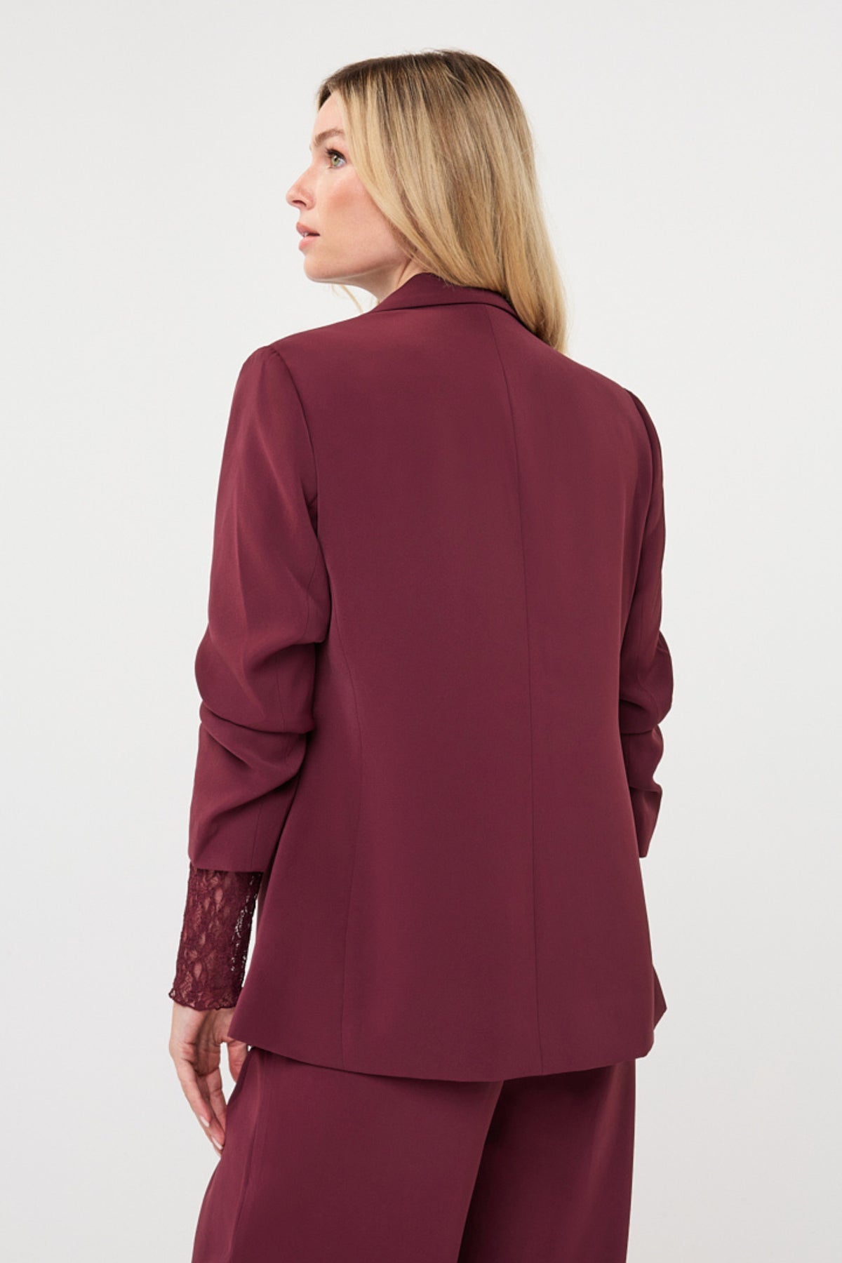 Blazer Merlot van EsQualo, stijlvolle damesblazer in dieprood met knoopsluiting en nette pasvorm, getoond op model.