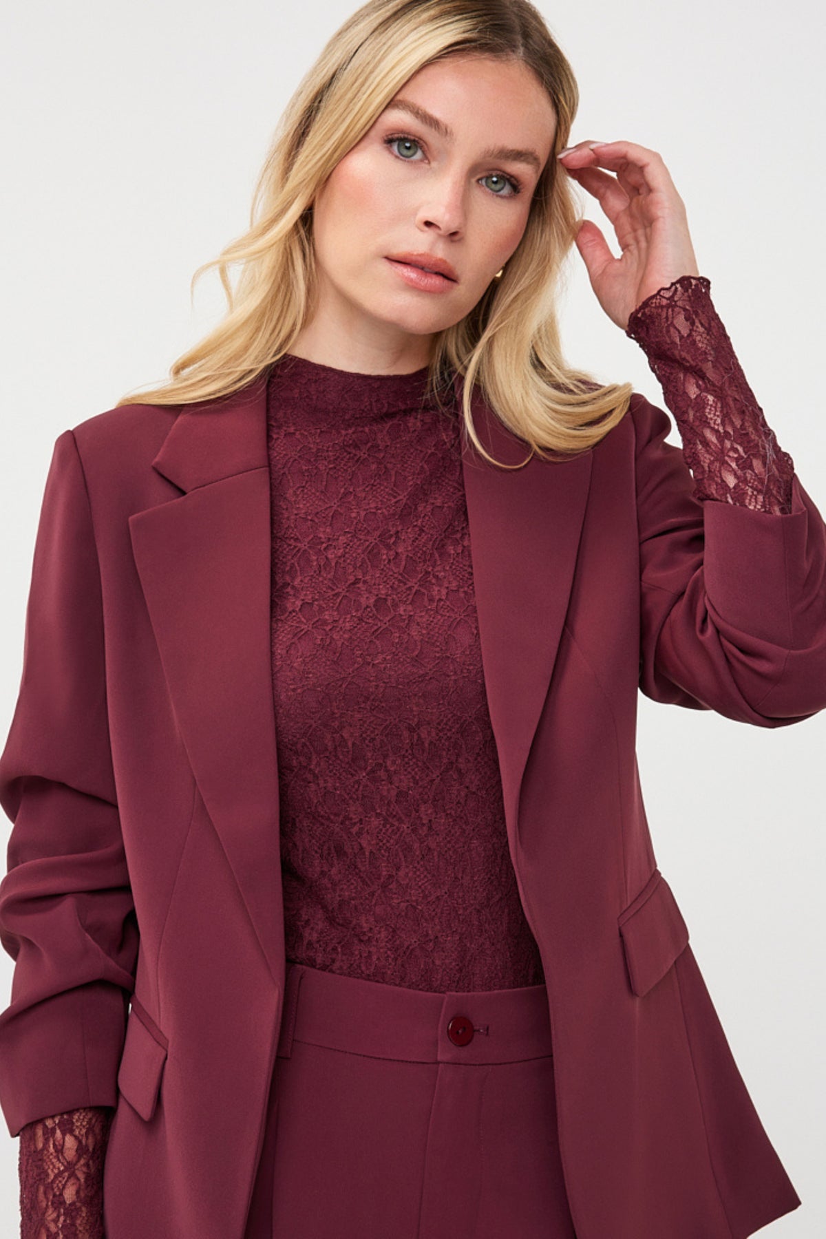 Donkere merlotkleurige blazer van EsQualo, strak en stijlvol, geschikt voor zakelijke en casual outfits.