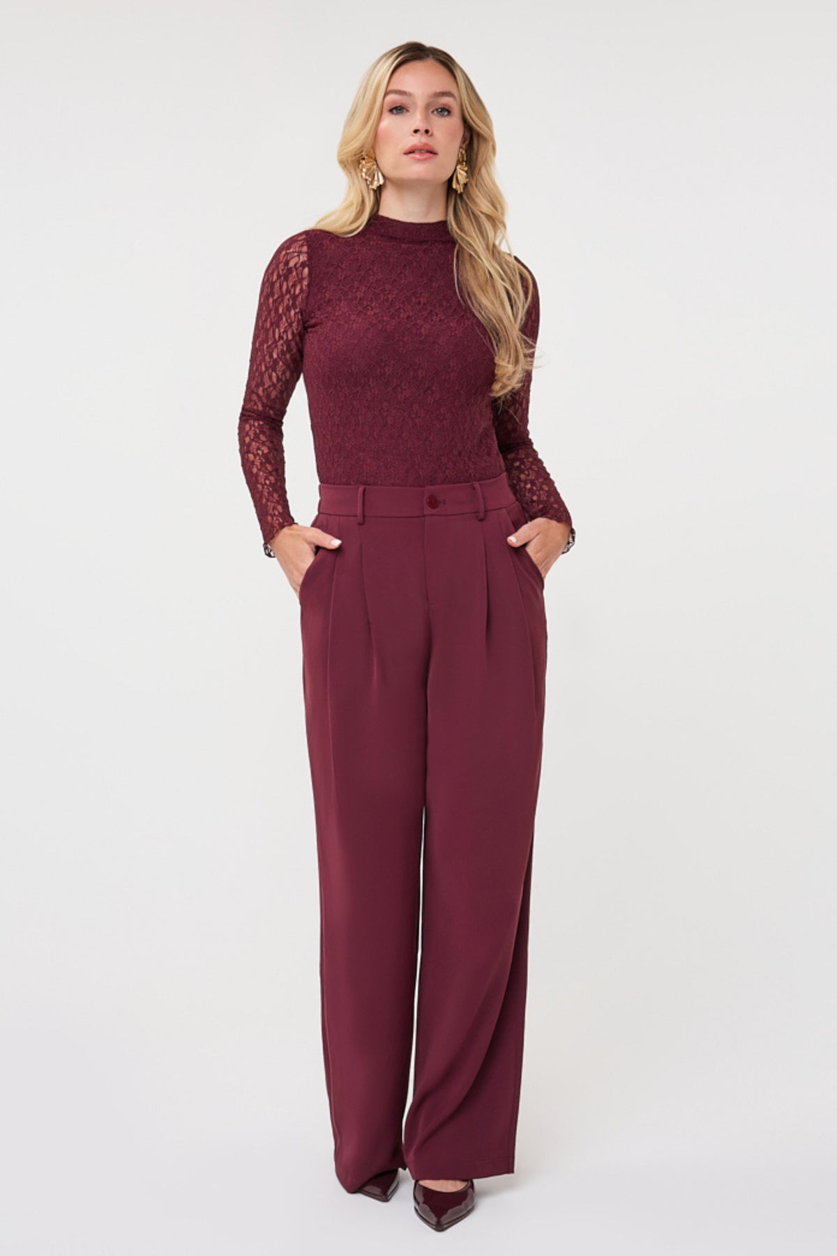 Brede legbroek van EsQualo in Merlot kleur, getoond in een natuurlijke pose op een model.