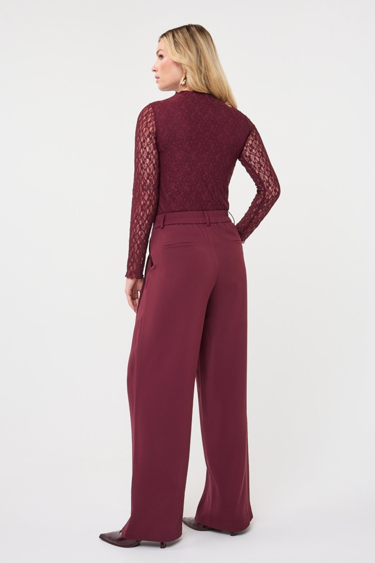 Lichte wijde broek in merlot kleur van EsQualo, met losse pasvorm en comfortabele stof, getoond op een model.