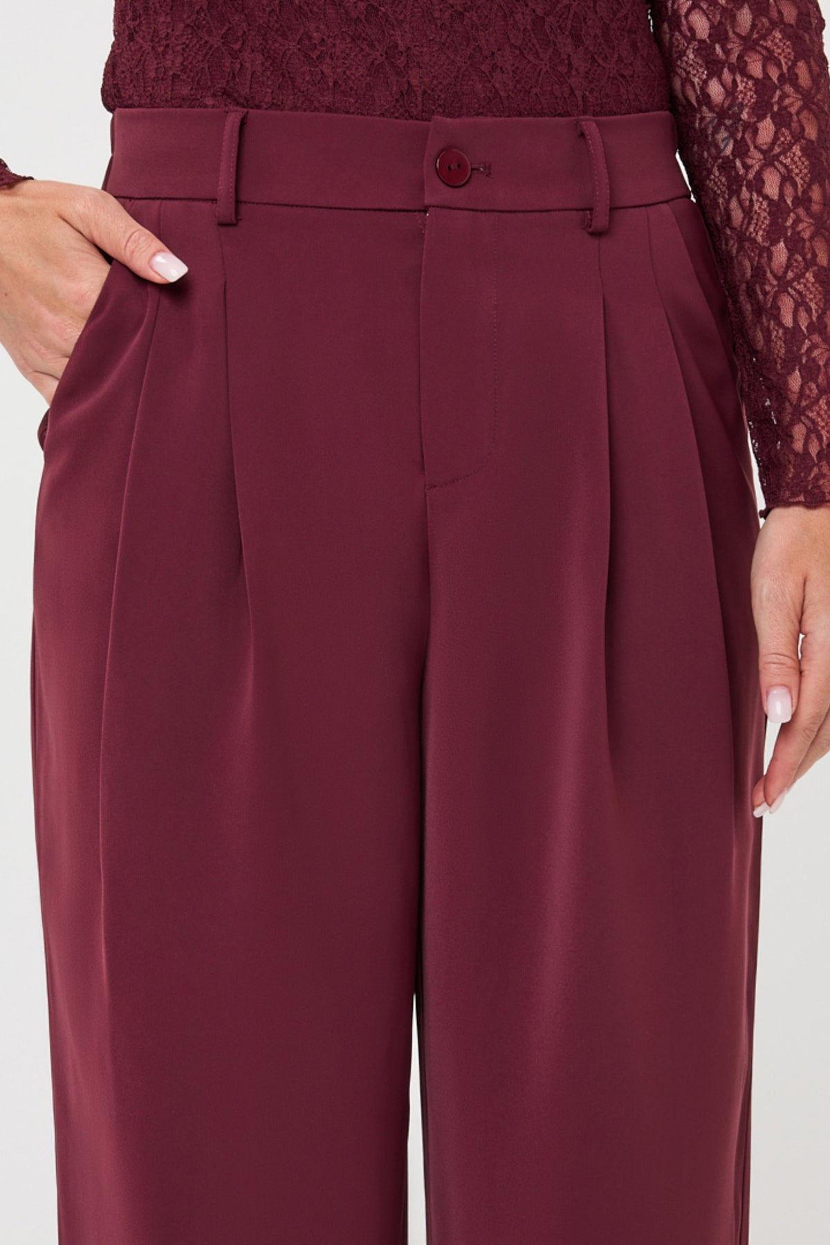 Brede leg broek van EsQualo in merlotkleur, getoond in een modieuze pasvorm op de website.