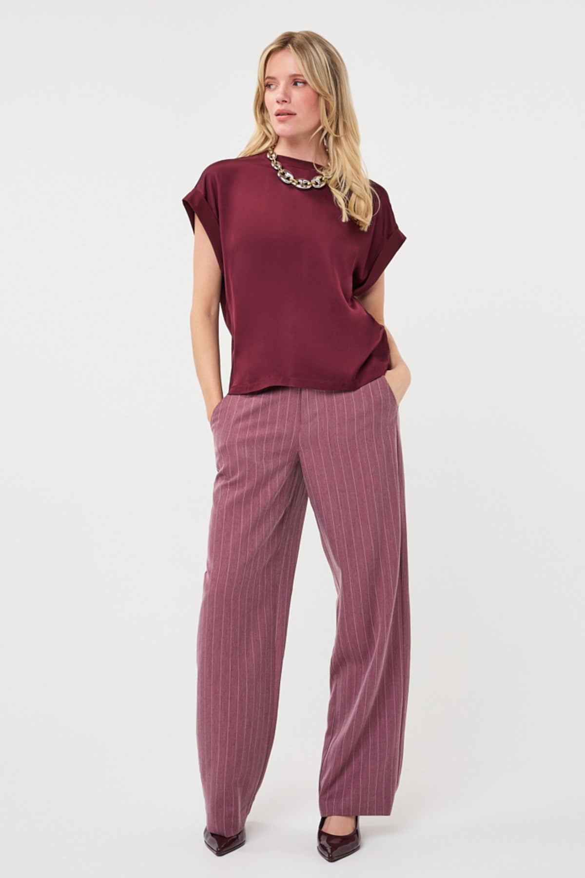 Brede herringbone broek in merlot kleur van EsQualo, getoond met modellering en detailfoto van de stof en pasvorm.