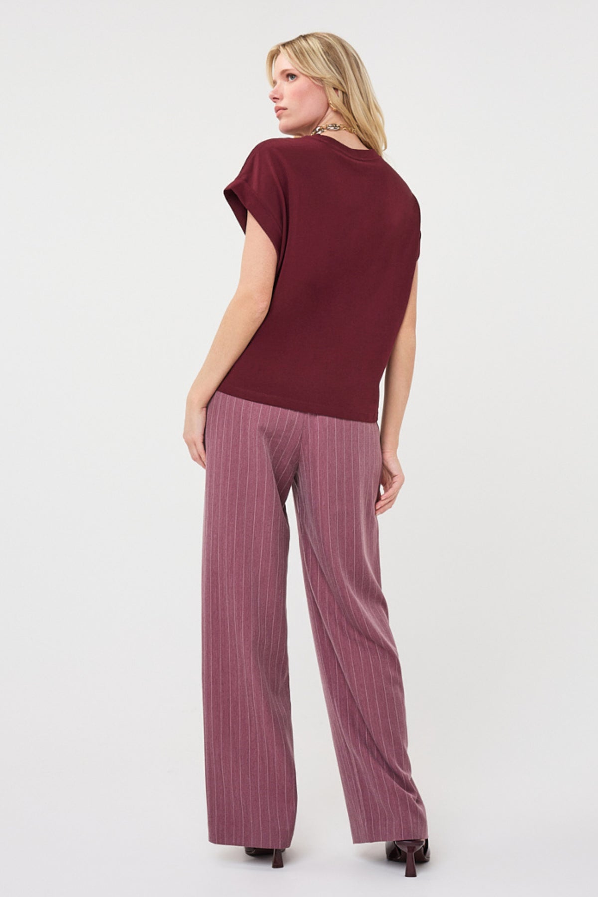 Brede herringbone broek van EsQualo in merlotkleur, met comfortabele pasvorm en stijlvolle uitstraling.