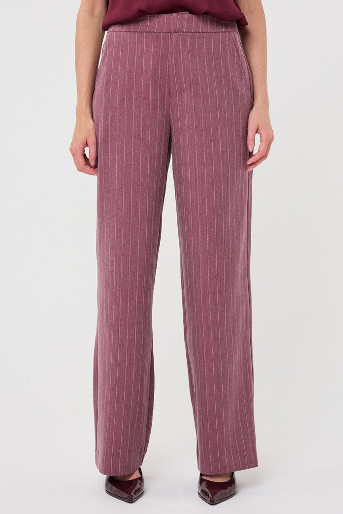 Brede herringbone broek in merlotkleur van EsQualo, close-up van de textuur en pasvorm.