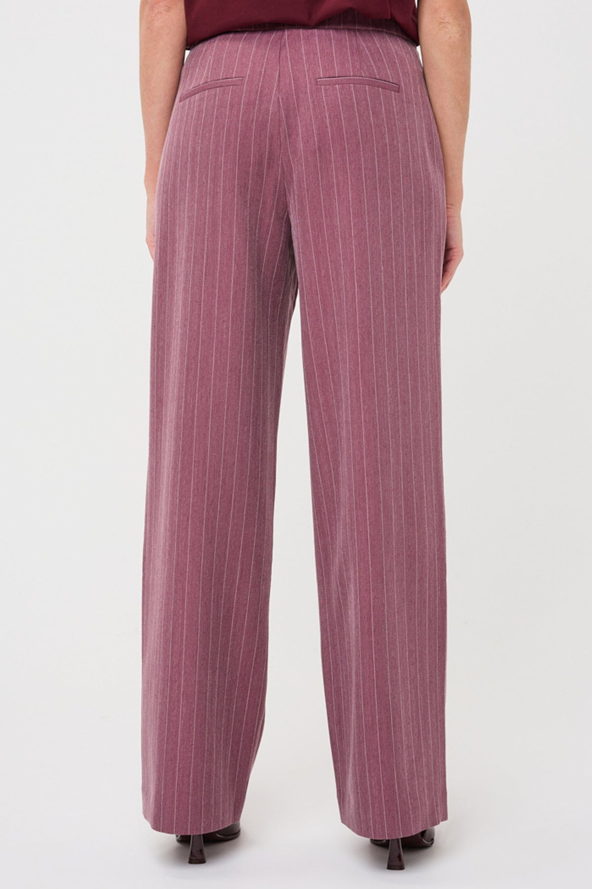 Brede herringbone broek van EsQualo in merlotkleur, comfortabel en stijlvol, met een losse pasvorm en moderne uitstraling.
