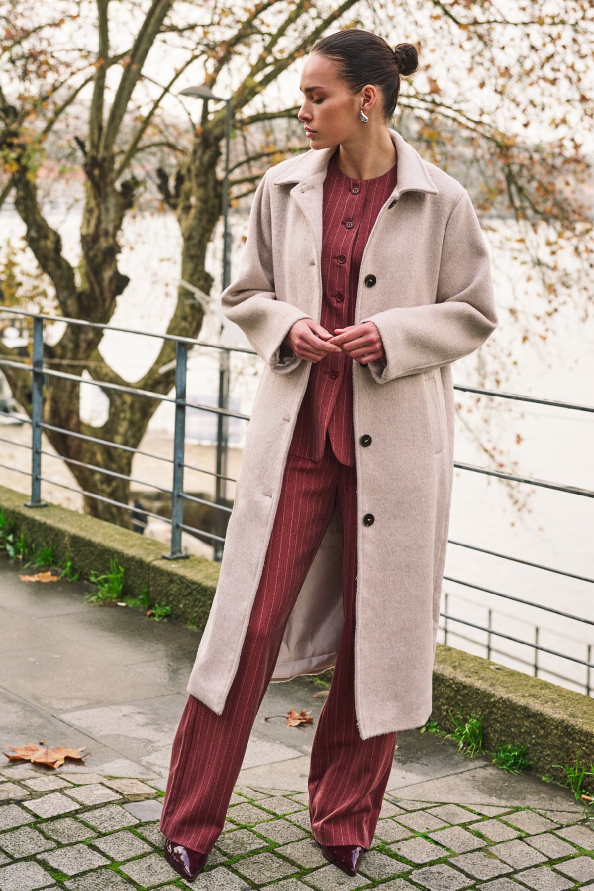 Brede herringbone broek in merlotkleur van EsQualo, getoond op model, met comfortabele pasvorm en stijlvolle uitstraling
