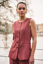 EsQualo Gilet Herringbone Merlot met knopen en revers, close-up afbeelding van het stijlvolle damesgilet