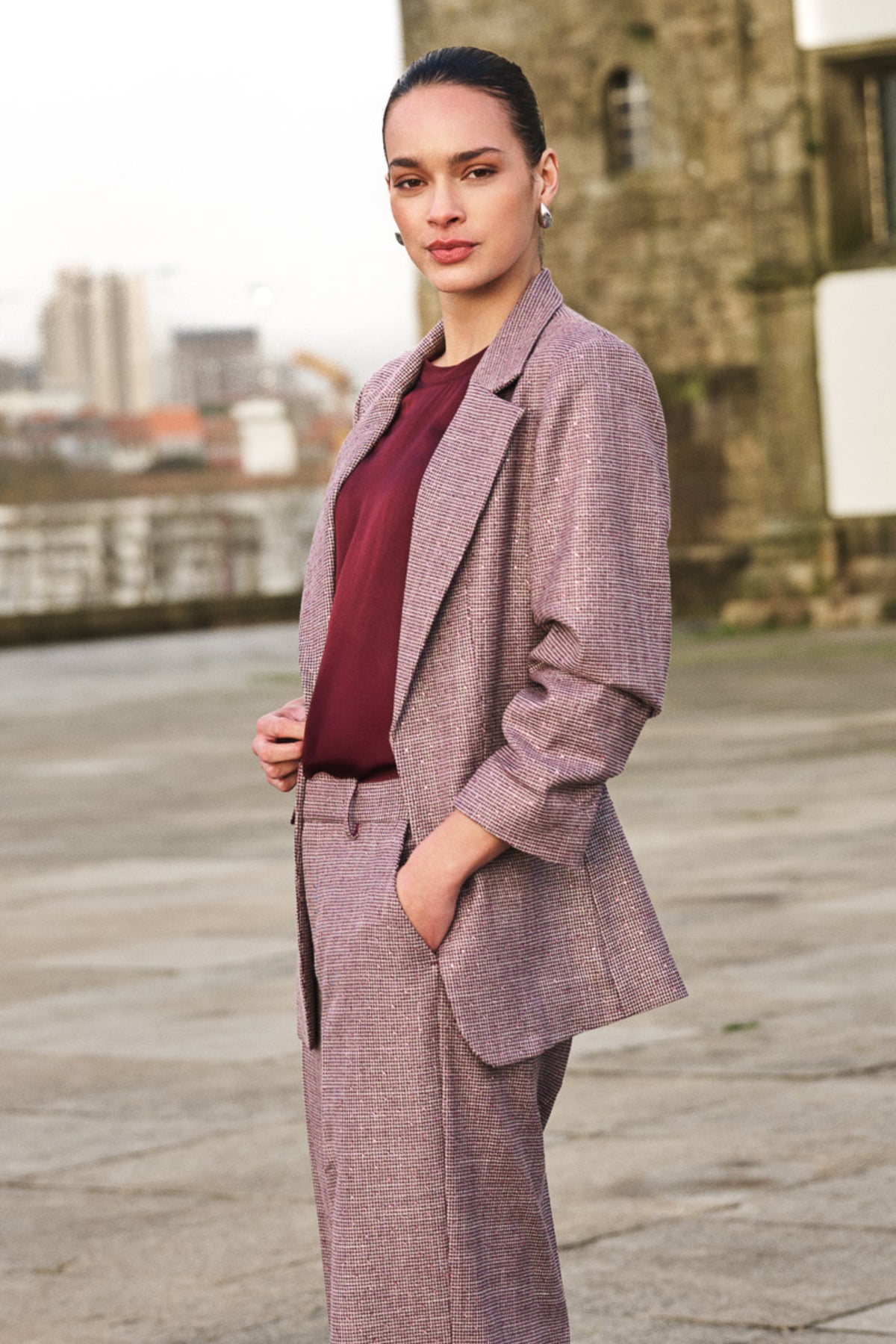 Elegante merlot blazer van EsQualo met strass details, gekleed op een model met open voorkant en lange mouwen.